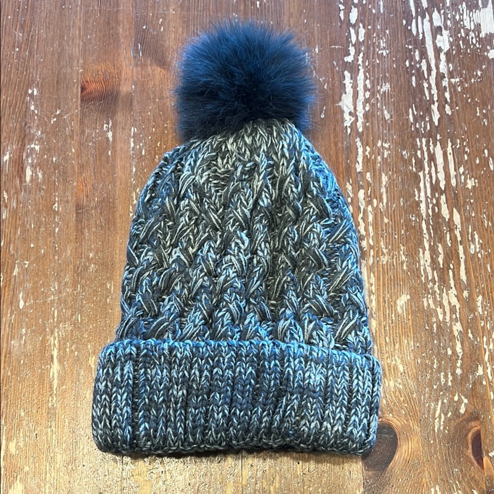 Redess Gray Knit Beanie with Pom Pom - Picture 2 of 3